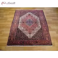 قالیچه ی دستبافت سنندج کد 40107 با نقشه فوق العاده و  رنگ زمینه ی کرم و حاشیه های لاکی