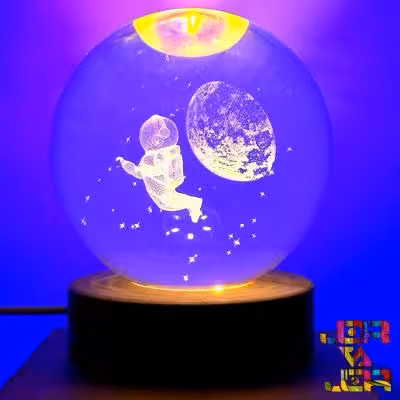 گوی کریستالی بزرگ طرحهای جذاب پایه چوبی - شب چراغ چراغ خواب فضانورد