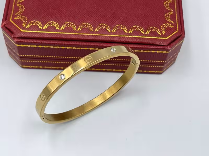 دستبند کارتیر نگین دار طرح لاو