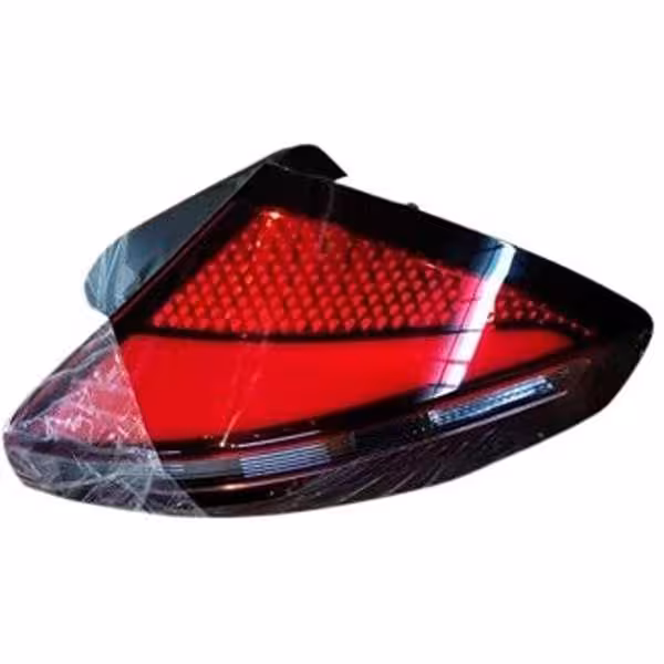 چراغ خطر عقب چپ روی گلگیر ام وی ام X33 کراس