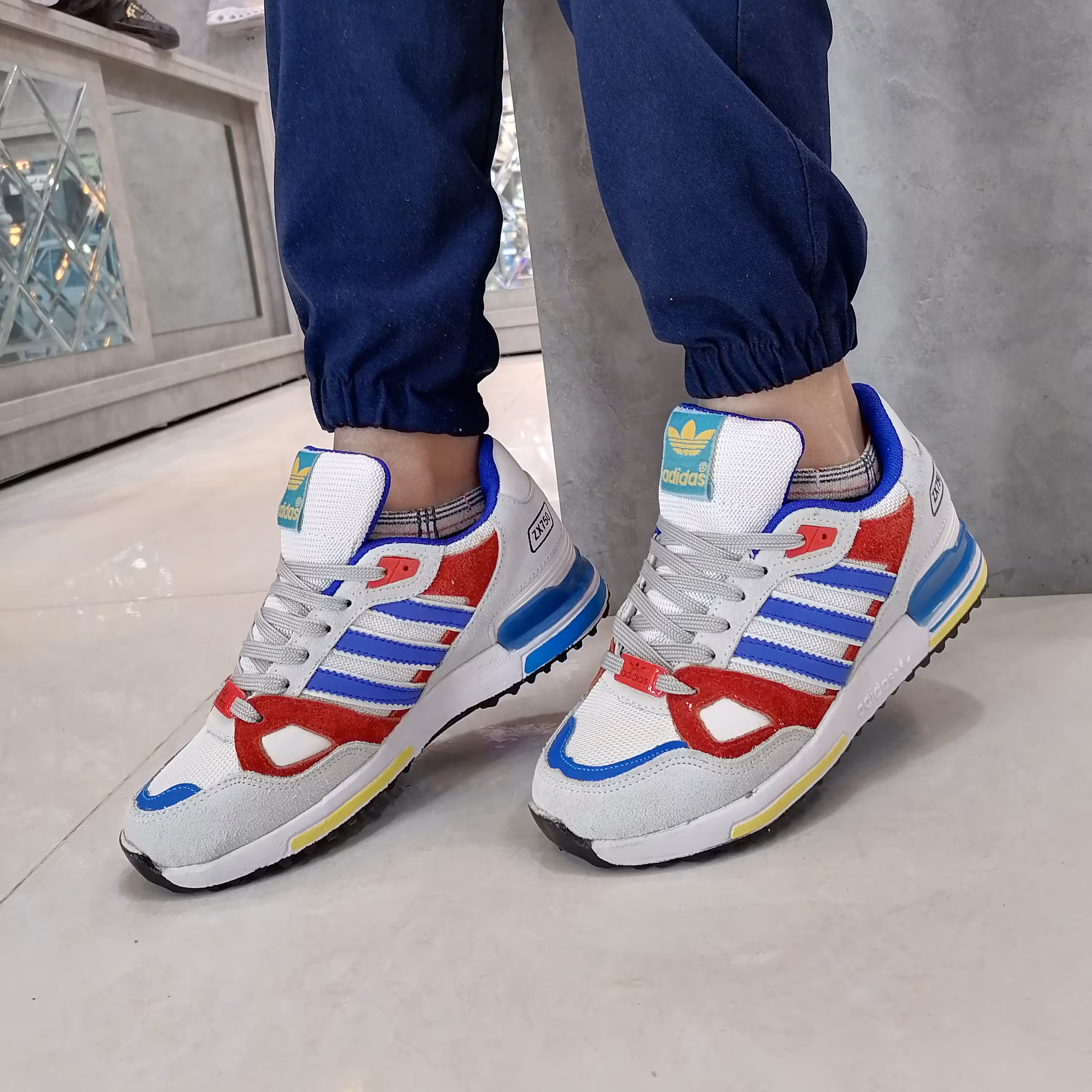 کتونی آدیداس  زدایکس سایز بندی 37تا40در چهار رنگ مختلف پاخور فوق العاده شیک و زیبا 