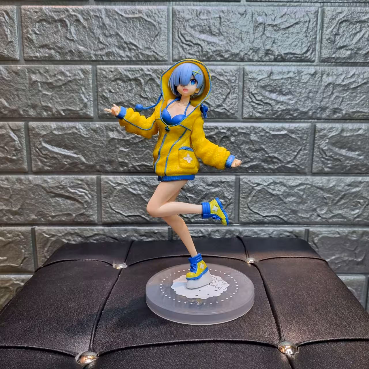 فیگور رم با لباس بارونی زرد