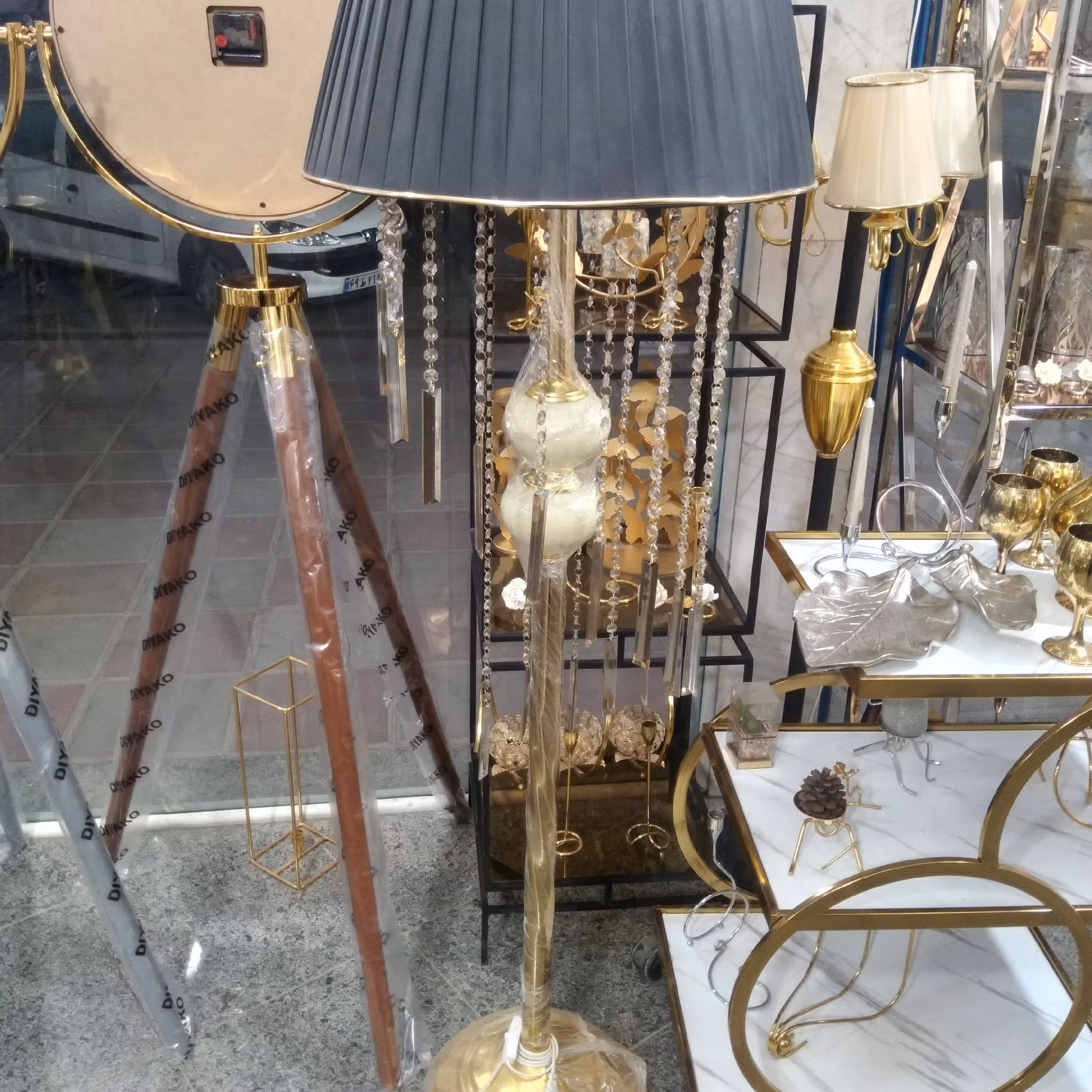 کنارسالنی ایستاده فلزی در دورنگ طلایی و سیلور آویز دار کریستالی کیفیت عالی آبکاری فورتیک چیدمانی بسیار شیک و عالی جذاب و