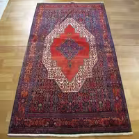 فرش دستباف سنندج طرح لچک و ترنج در سایز قالیچه با رنگ زمینه و حاشیه لاکی کد 39259