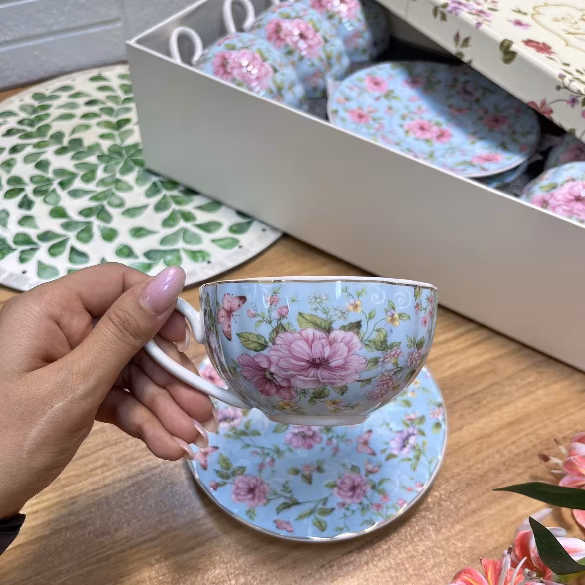 ست چایخوری 12 پارچه گل‌دار کد 6146 | فنجان و نعلبکی چینی طرح زمینه آبی با گل‌های صورتی