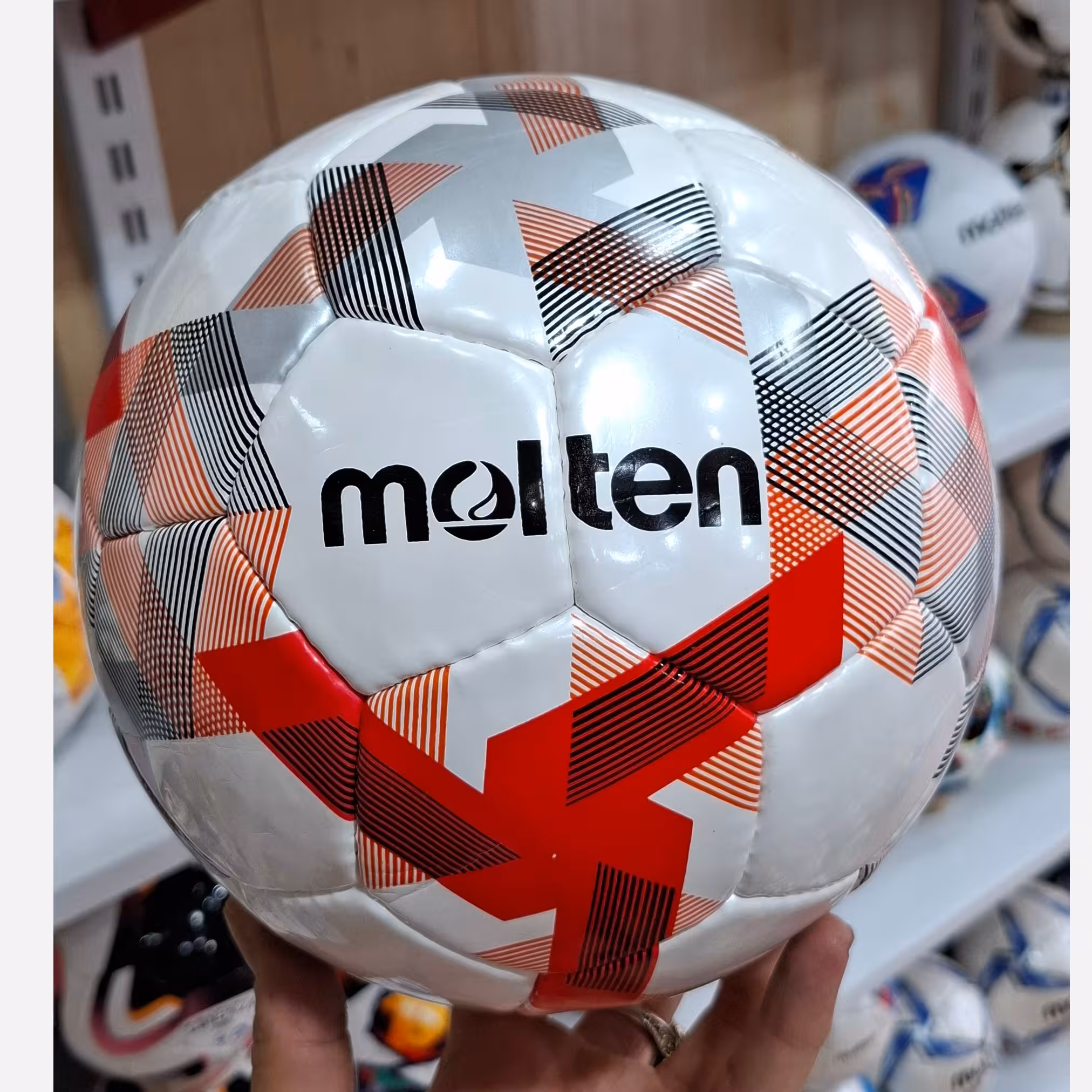 توپ فوتبال مولتن قرمزسایز 5 با ضمانت همراه با سوزنی وارسال رایگان در ارزانکده توپ کرمان 