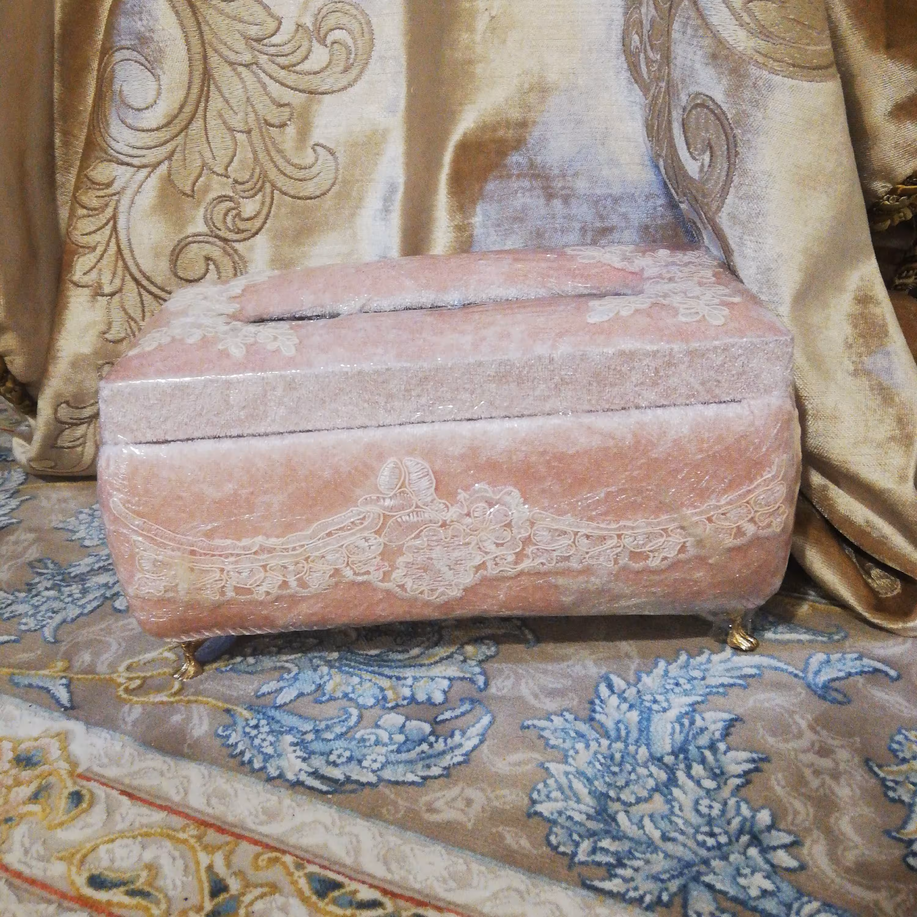 جادستمال کاغذی مخمل  رنگ صورتی کمرنگ  بسیار خاص و شیک مناسب پذیرایی و اتاق خواب 