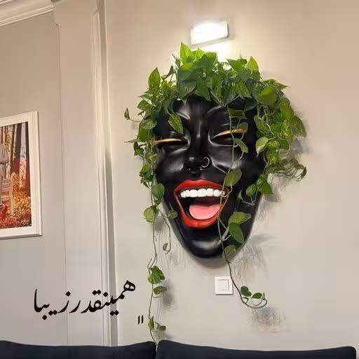 گلدان رخ لبخند دیواری(چهره) با رژ قرمز و زبون صورتی و پرسینگ دماغ