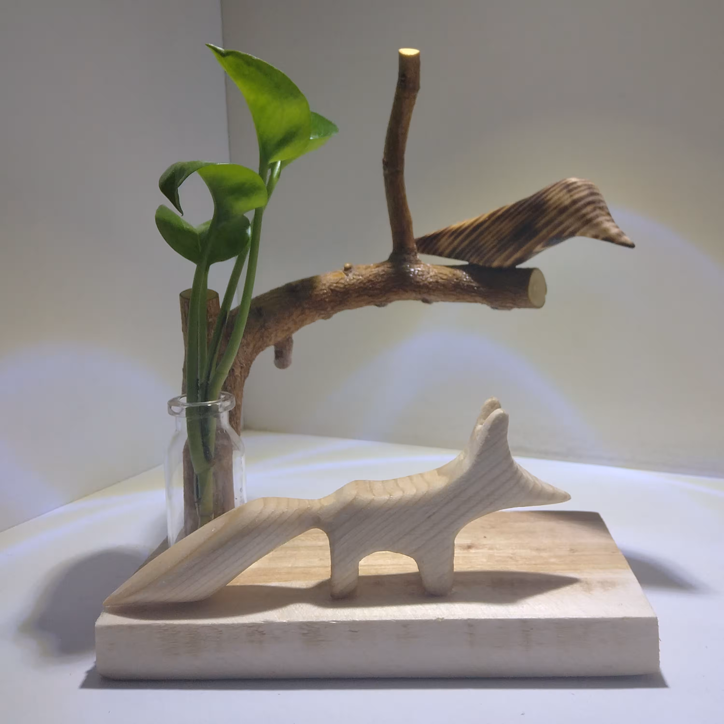 تندیس روباه و کلاغ به همراه گل