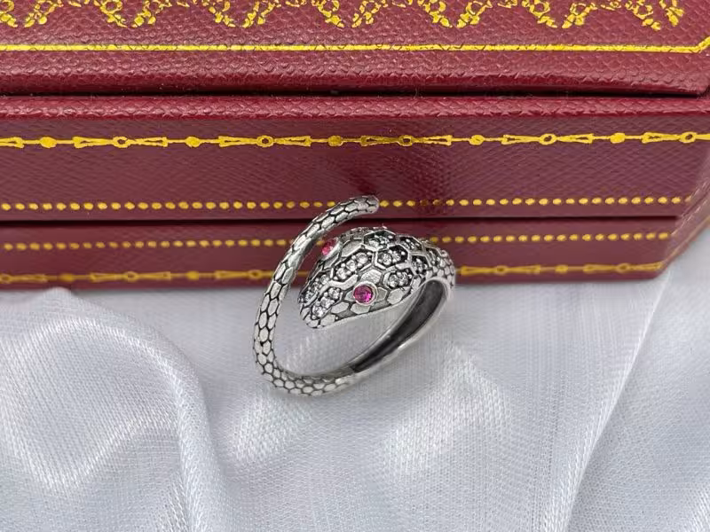 انگشتر ورشو طرح مار چشم صورتی