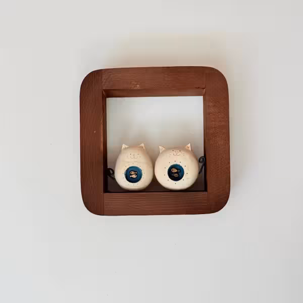 قاب دیواری گربه ماهی به دل دو مجسمه کوچک طرح پنج