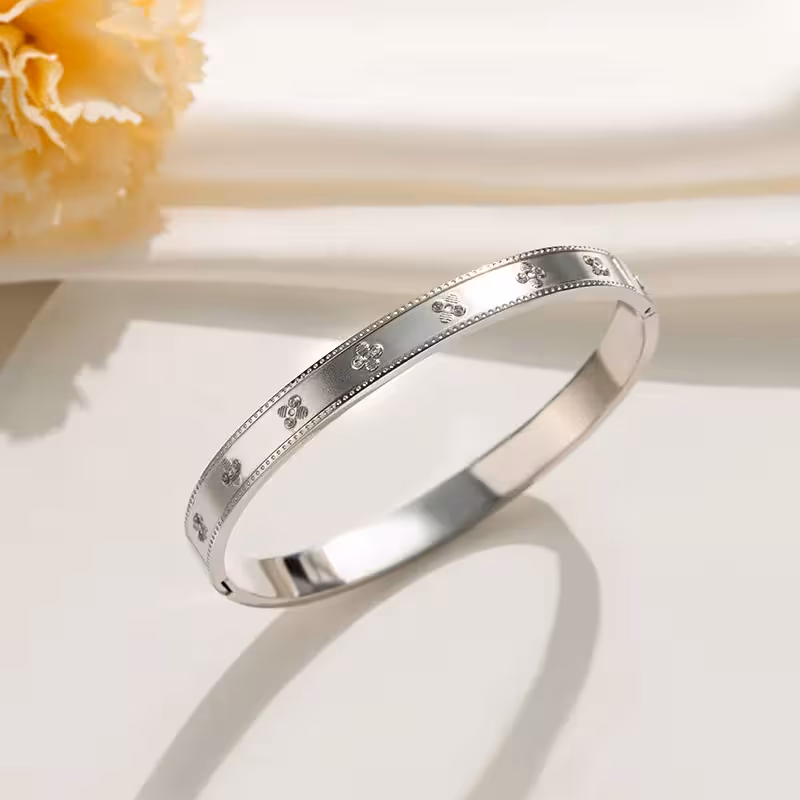 دستبند بنگال نقره ای نگین دار طرح گل استیل