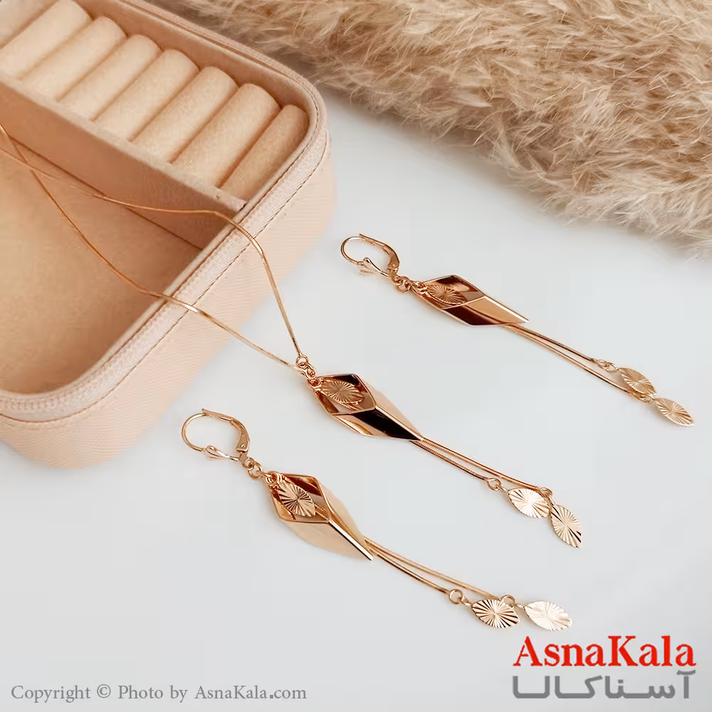 سرویس زنانه ژوپینگ مدل لوزی شامل گوشواره،گردنبند طلایی کد NIM14434W