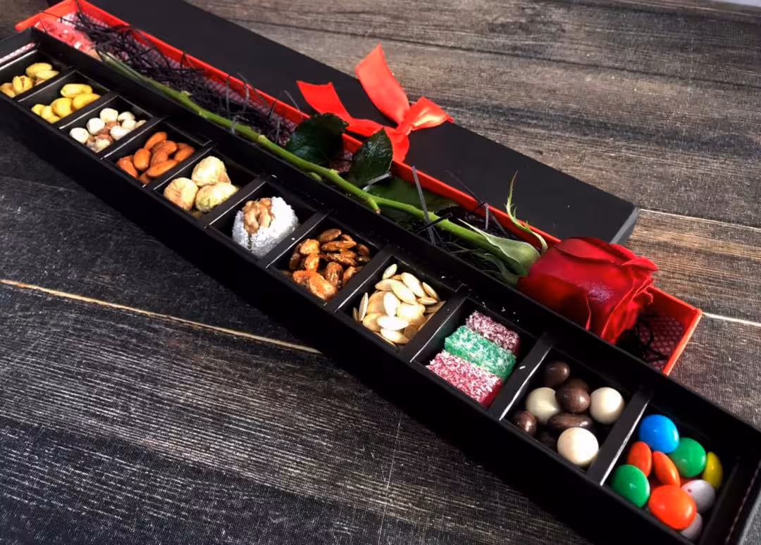 باکس هدیه گل و تنقلات یلدایی