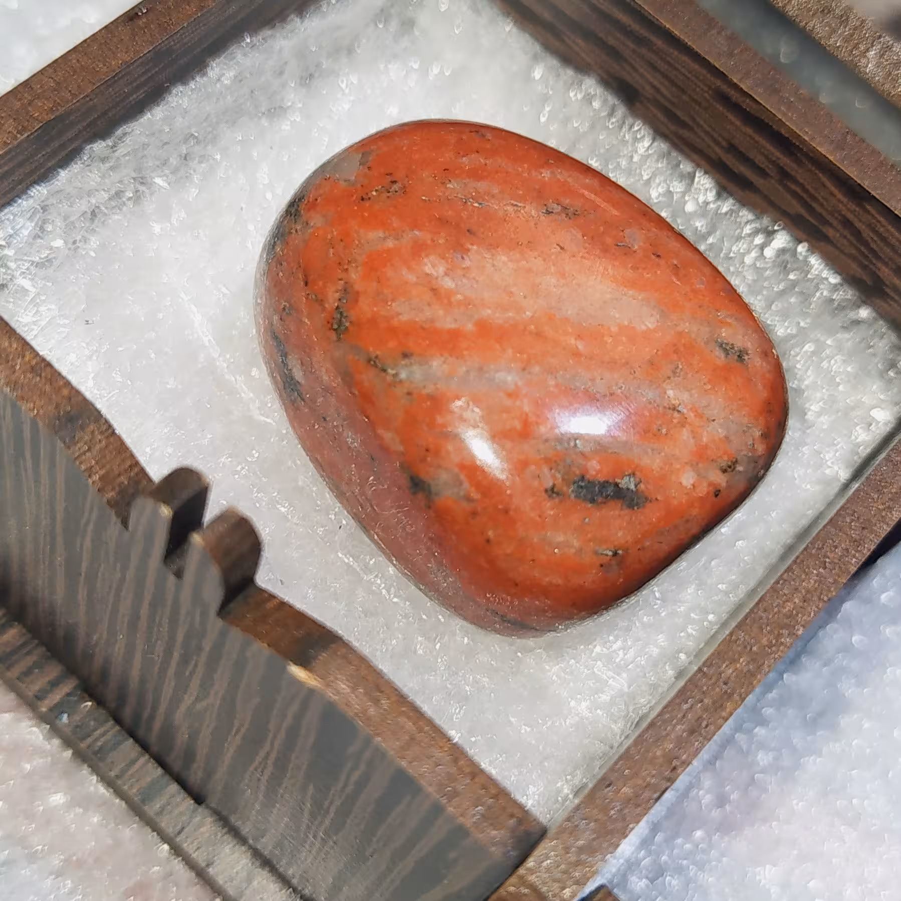 جاسپر ماهگونی(سرخ و سیاه طرح دار)  بسیار زیبا و دیدنی،معدنی و اصل گرید بالا دارای فرکانس و انرژی عالی