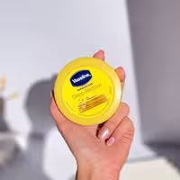 کرم بدن وازلین مدل Deep Restore آبرسان و نرم‌کننده پوست خشک