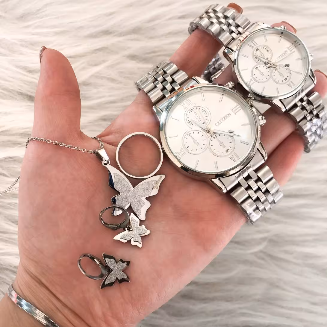 
ست ساعت سیتیزن بندنقره ای رنگ صفحه سفید
دارای تقویم دار
تک‌موتوره
طرح سه موتوره
همراه با ست اکسسوری