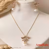 نیم ست زنانه ژوپینگ مدل گل مروارید نگیندار شامل گوشواره و آویز رنگ طلایی کد NIM14987W