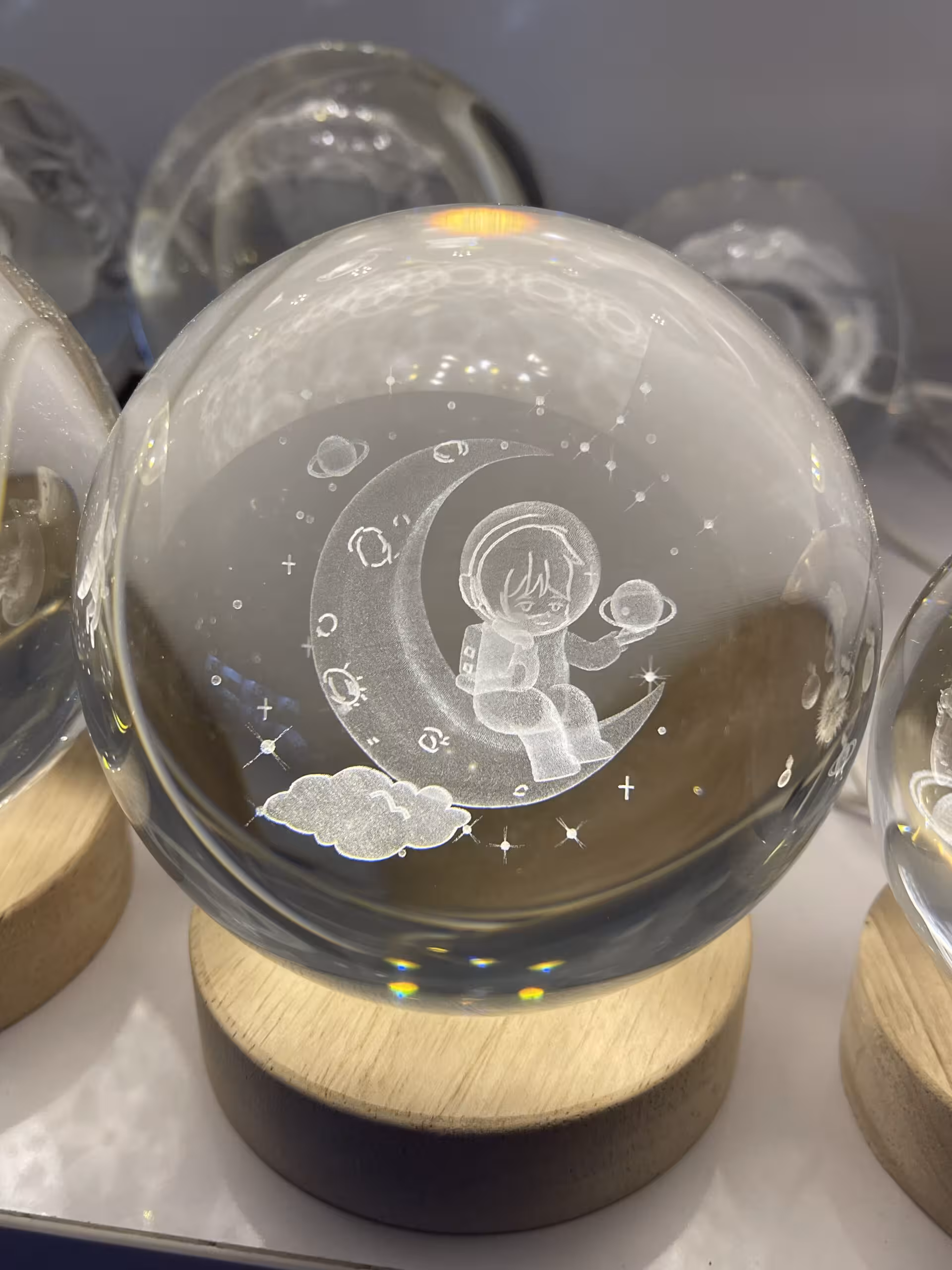 گوی شیشه ای چراغدار 10سانت (فضانورد روی ماه)