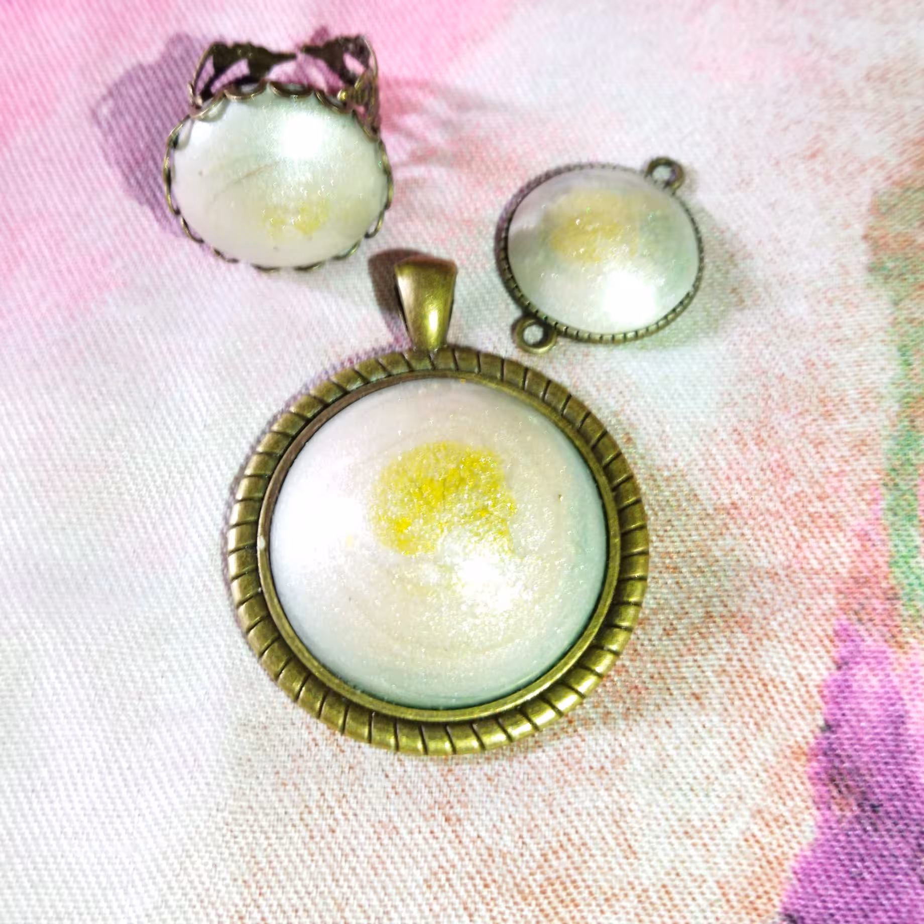 ست گردبند و دستبند و انگشتر  رنگ سفید 