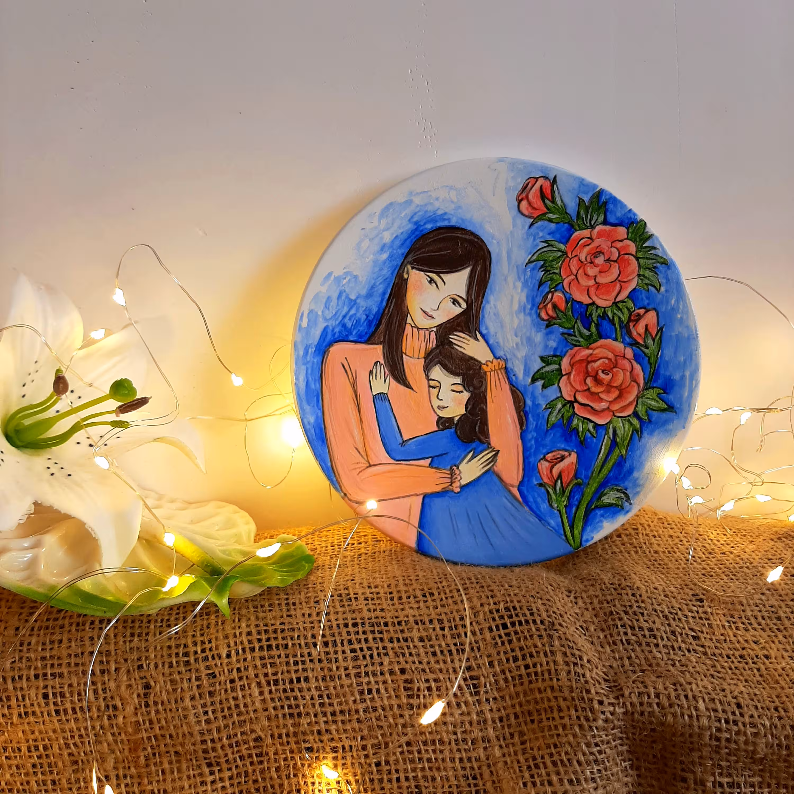 بشقاب دیوارکوب سفالی طرح آغوش مادر.ابعاد 15سانتی متری.رنگ اول (پس کرایه)