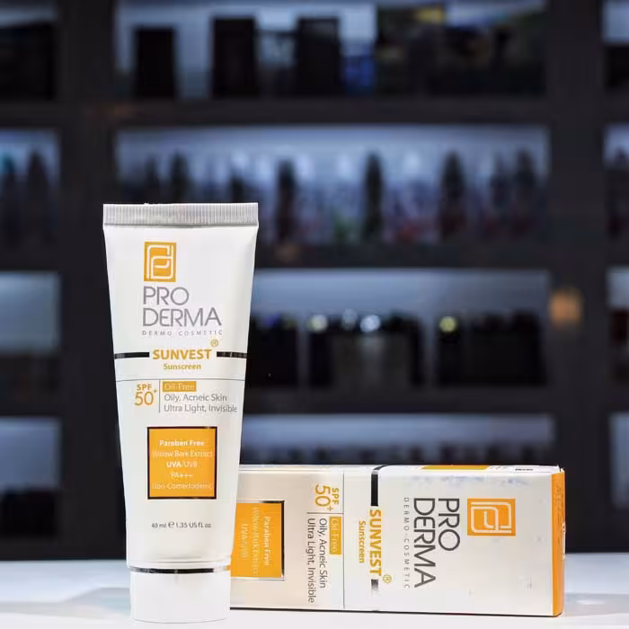 ضدآفتاب بی رنگ Proderma پرودرما مدل SPF50 پوست چرب و جوشدار