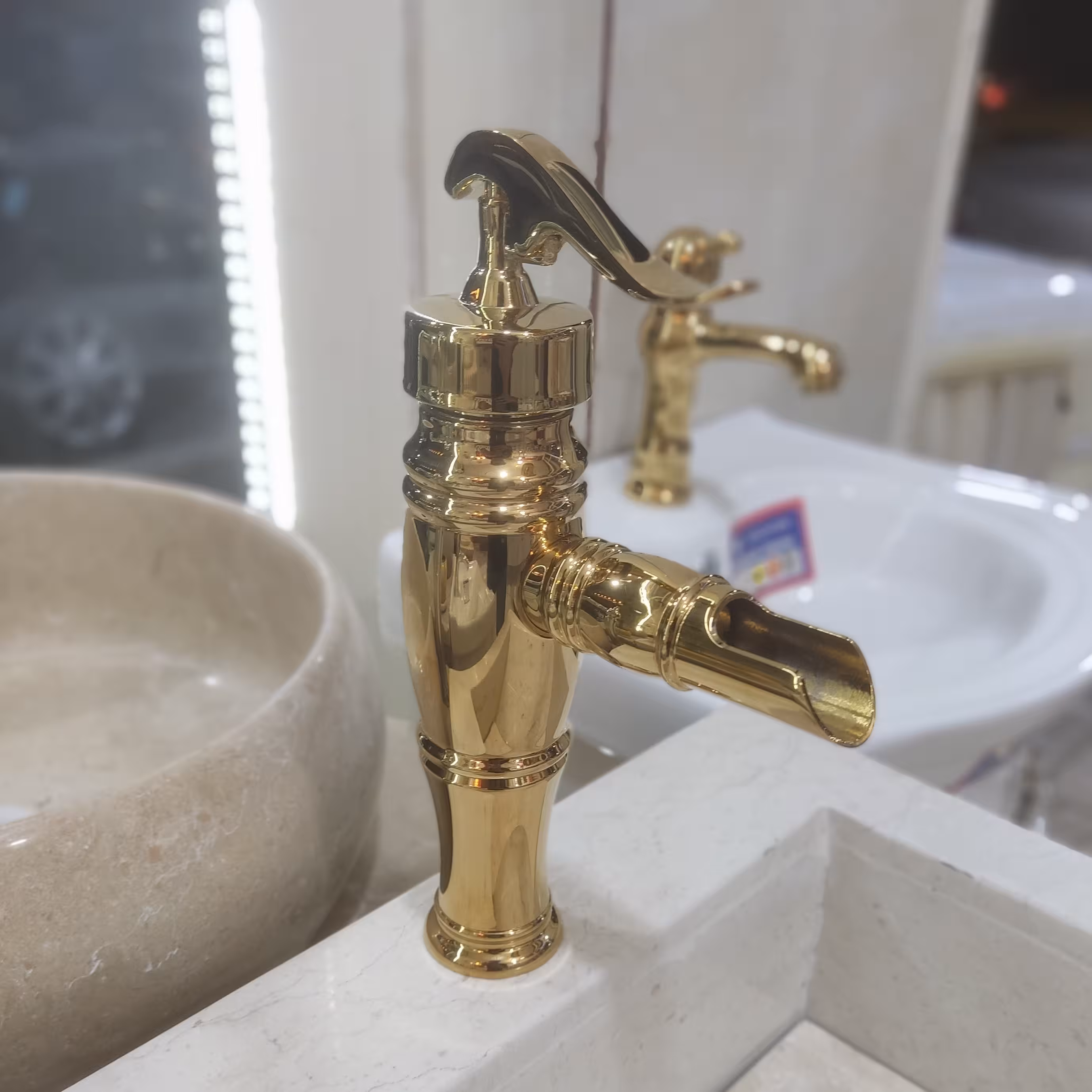 شیر روشویی آبشاری طلایی 