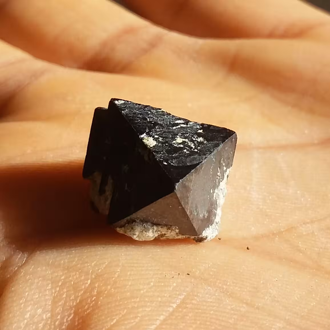 سنگ صد در صد طبیعی مگنتیت
شاهکار خلقت بدون دستکاری
سنگ بطور طبیعی دارای ضلع میباشد که همین امر باعث ارزشش میشه کد 10315