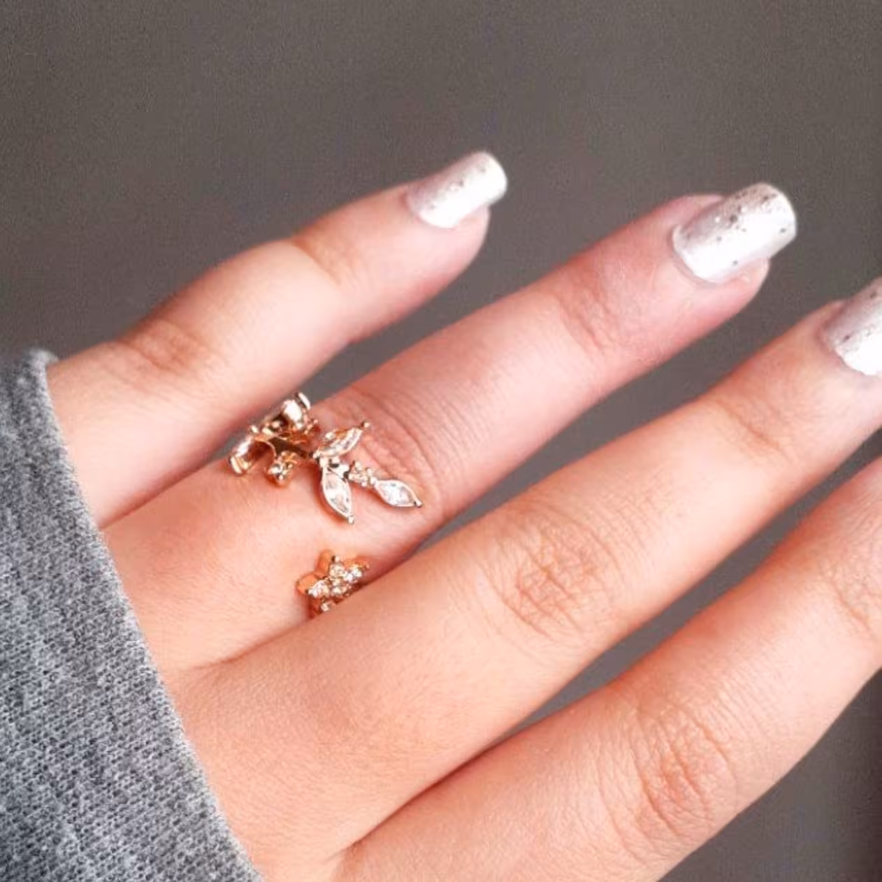 انگشتر فری سایز تنظیم میشه انگشتر طرح گل و برگ انگشتر طلایی انگشتر ضد حساسیت انگشتر مجلسی انگشتر وارداتی انگشتر برند 