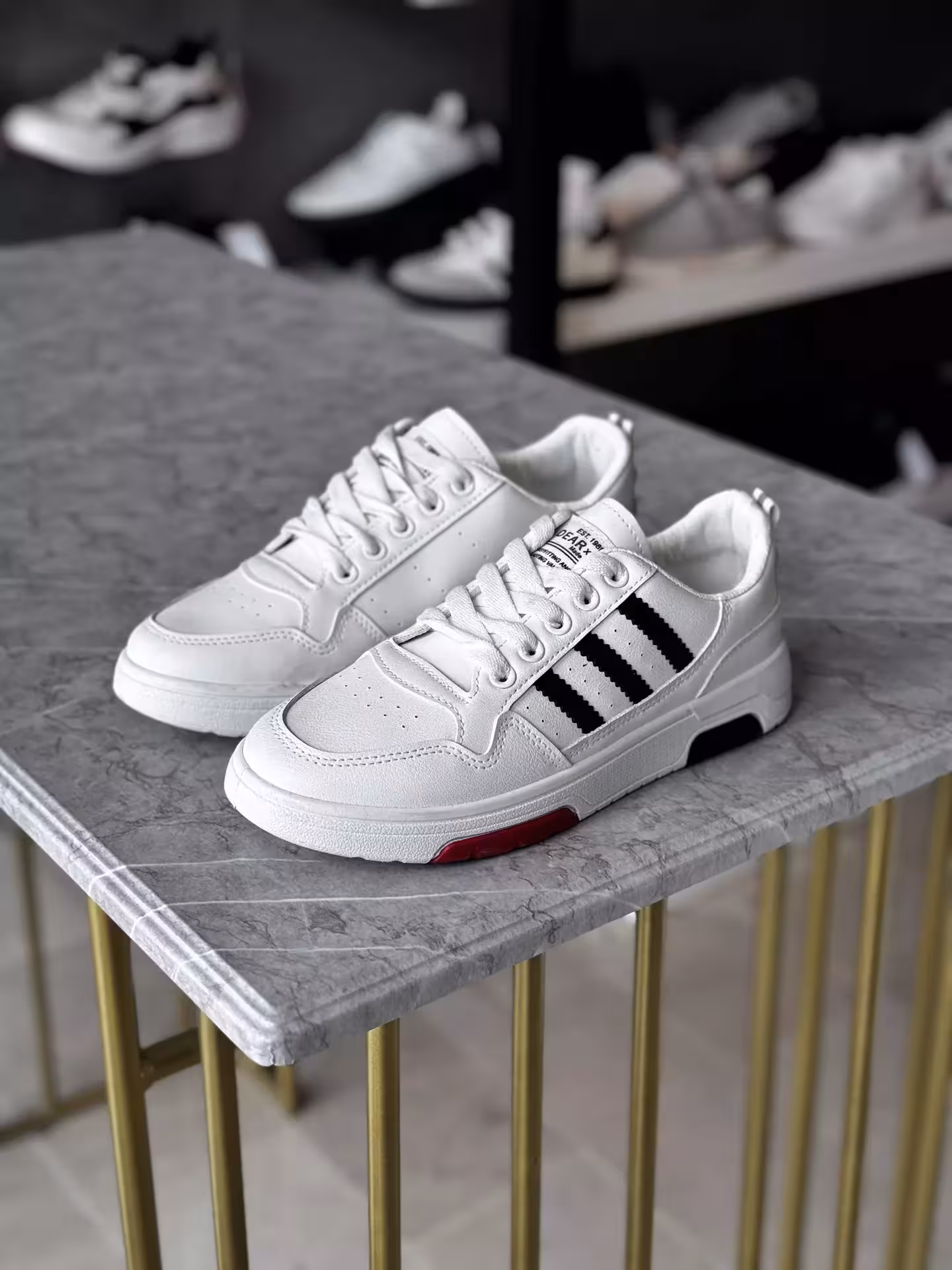 ونس آدیداس وارداتی سفید مشکی لژ قرمز سایز 36