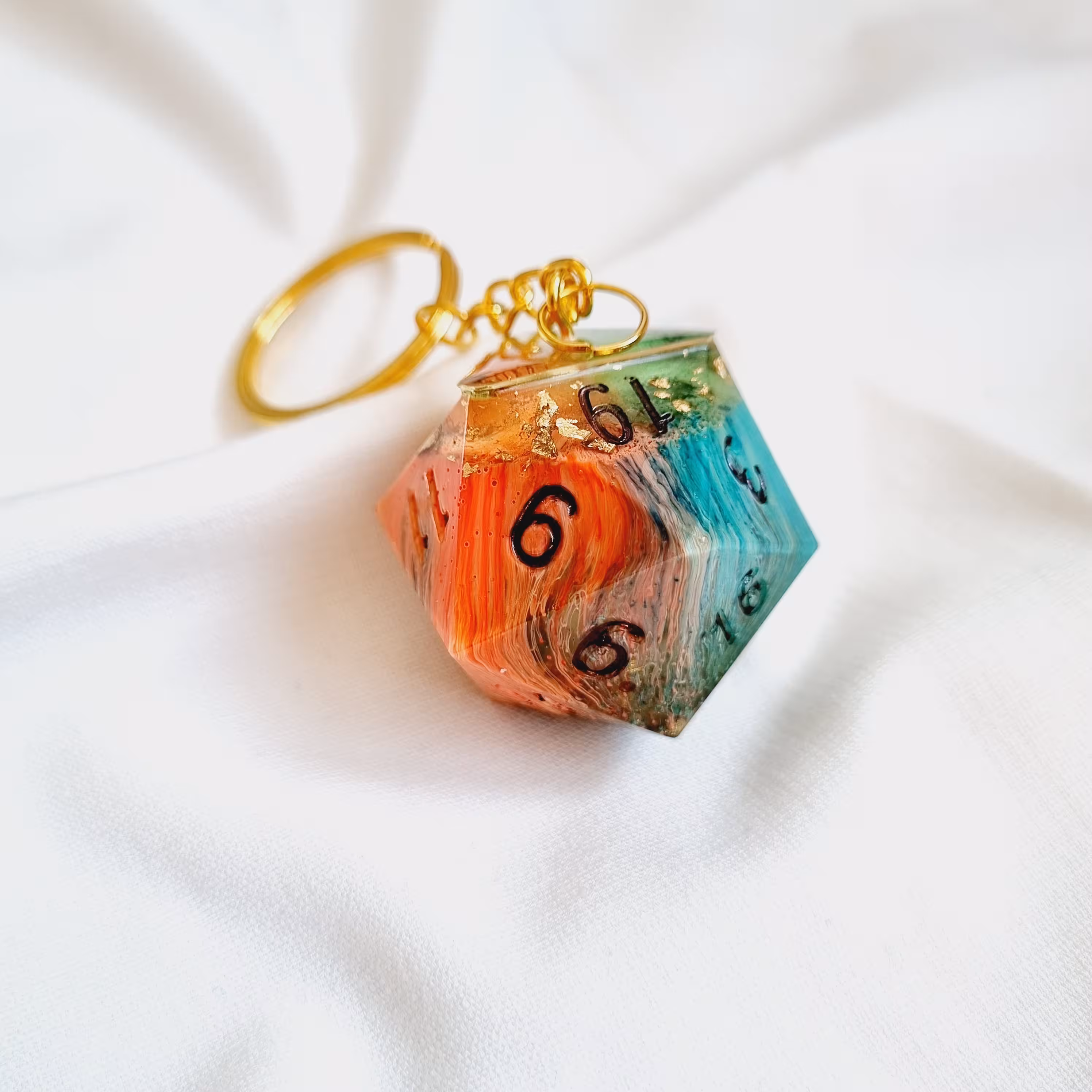 جاکلیدی طرح تاس رزینی 1 - زیورآلات دستساز رزینی