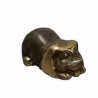 مجسمه سگ برنزی نماد سال تولد