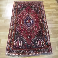 فرش دستباف شیراز طرح لچک و ترنج سایز ذرع و نیم رنگ لاکی و سرمه ای کد 39243