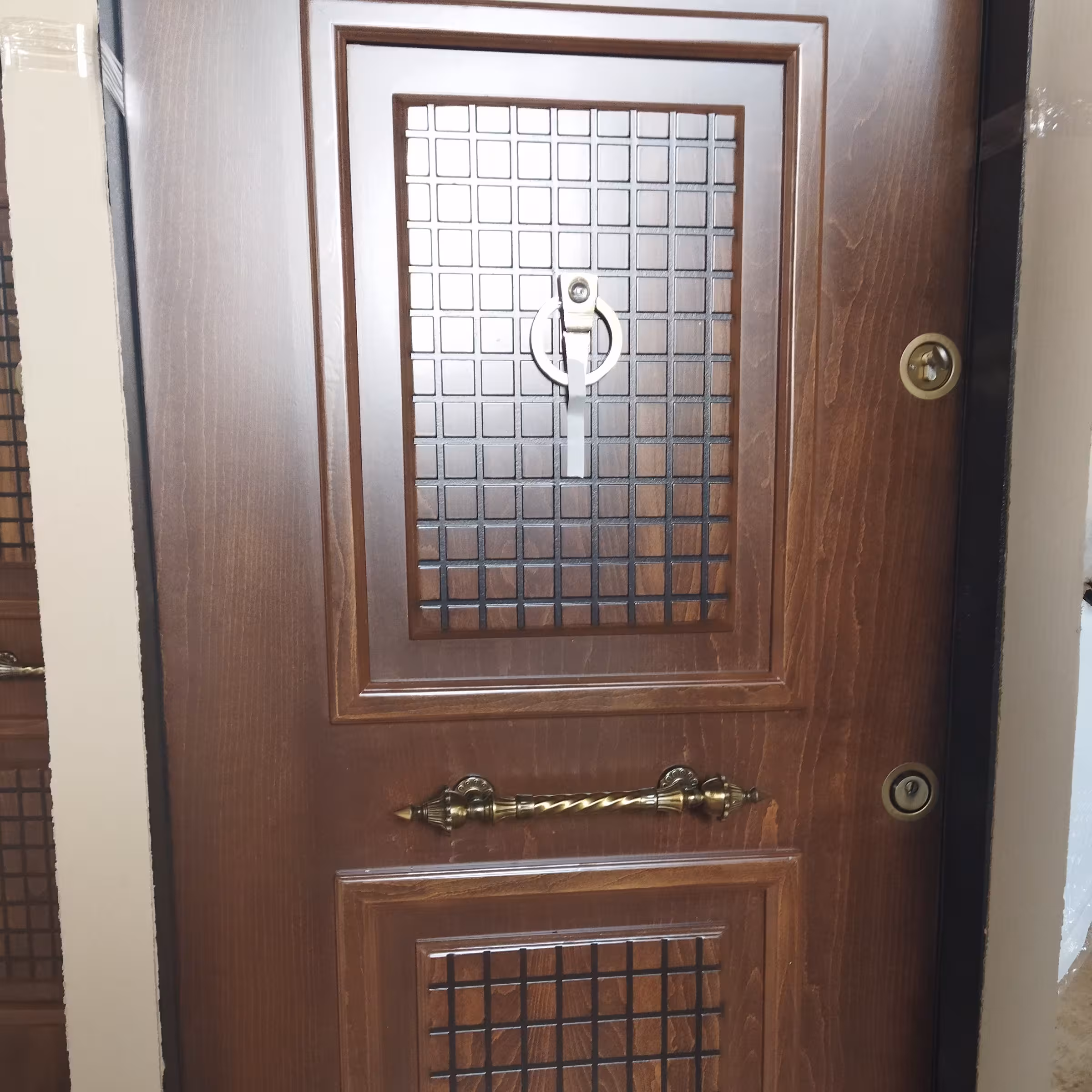 درب ضد سرقت یه قاب برجسته(ارسال به صورت پس کرایه میباشد)