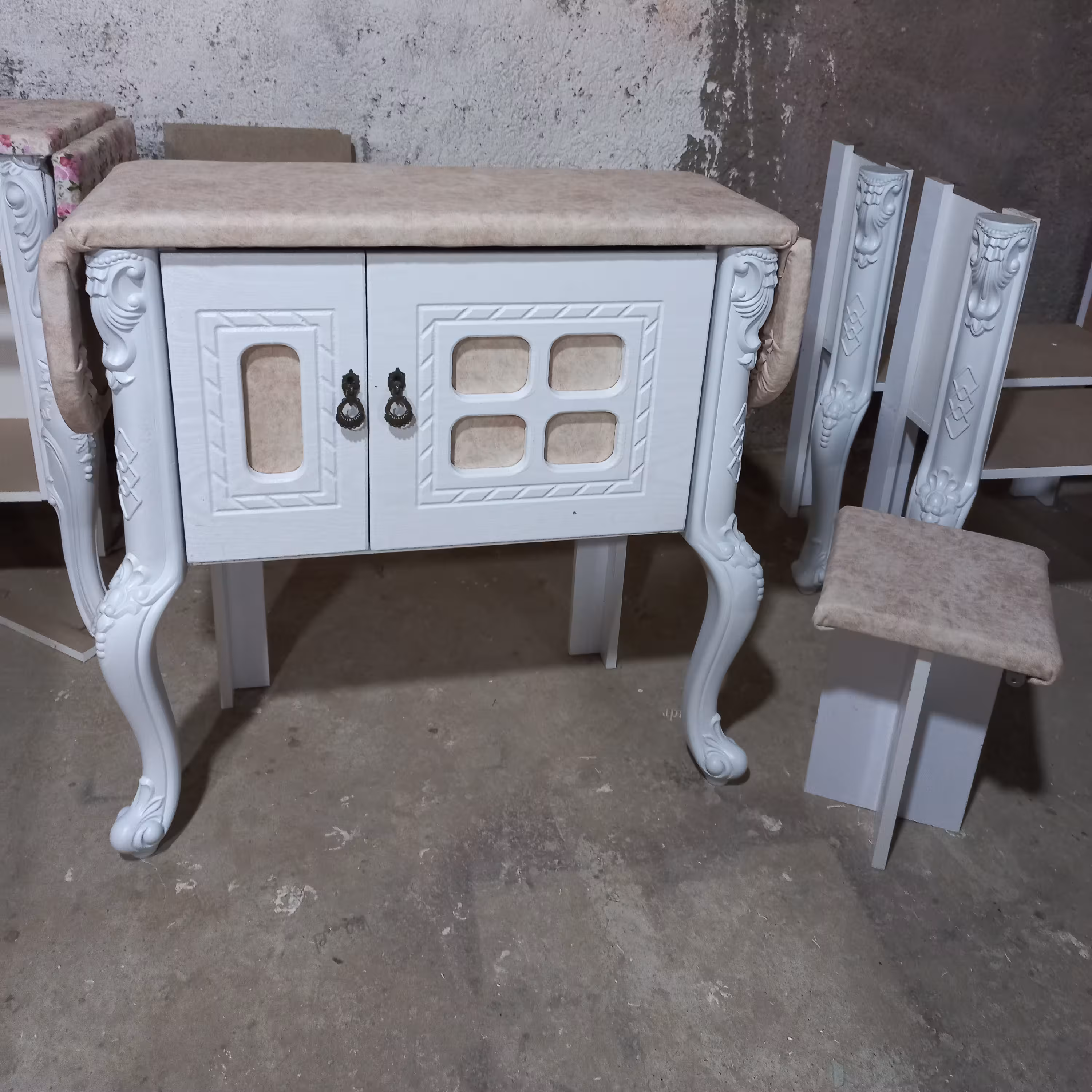 میزاتو با صندلی