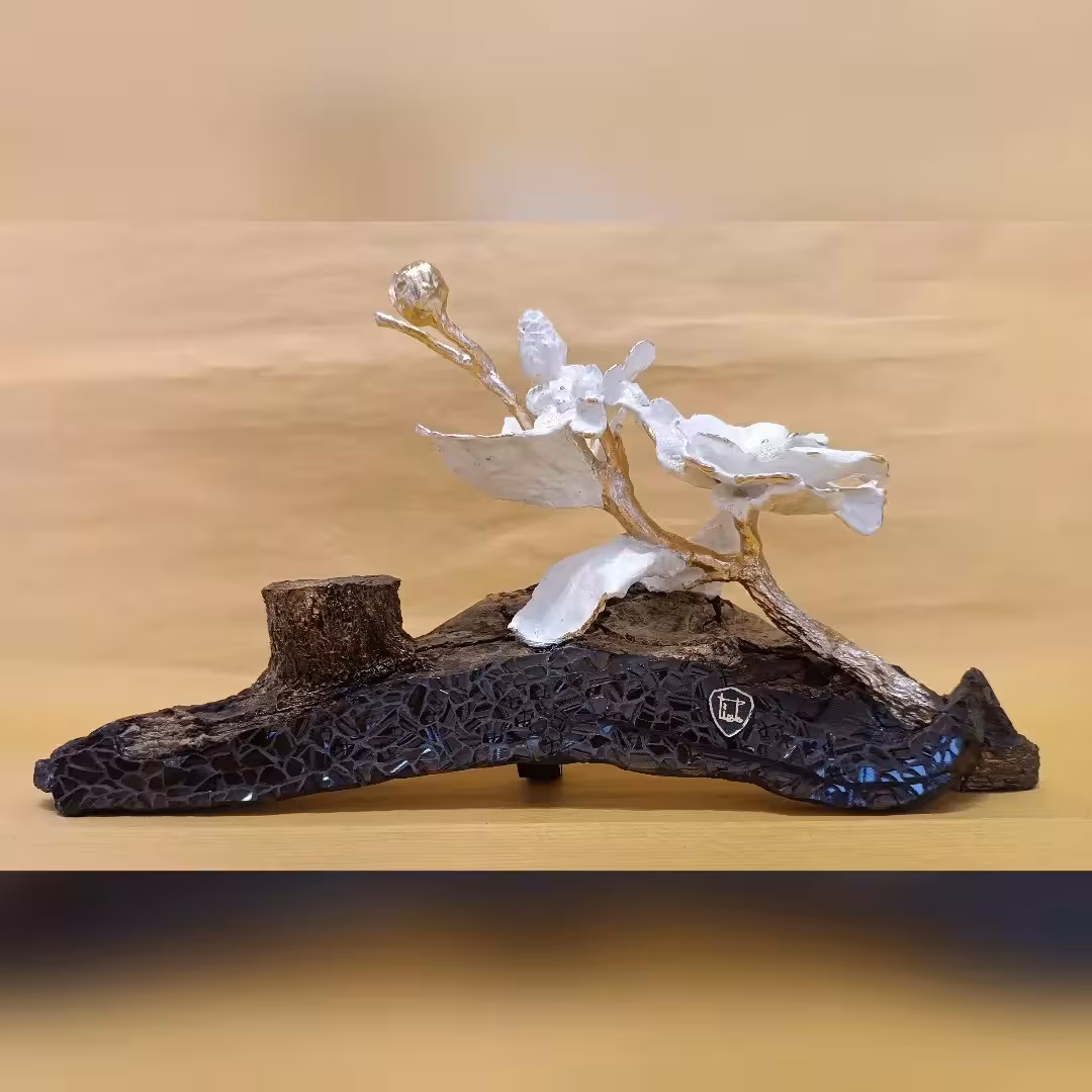 دکوری تزئینی با گلهای خمیری و پایه ی تنه چوبی و شیشه کاری شده با کاربرد جاشمعی 