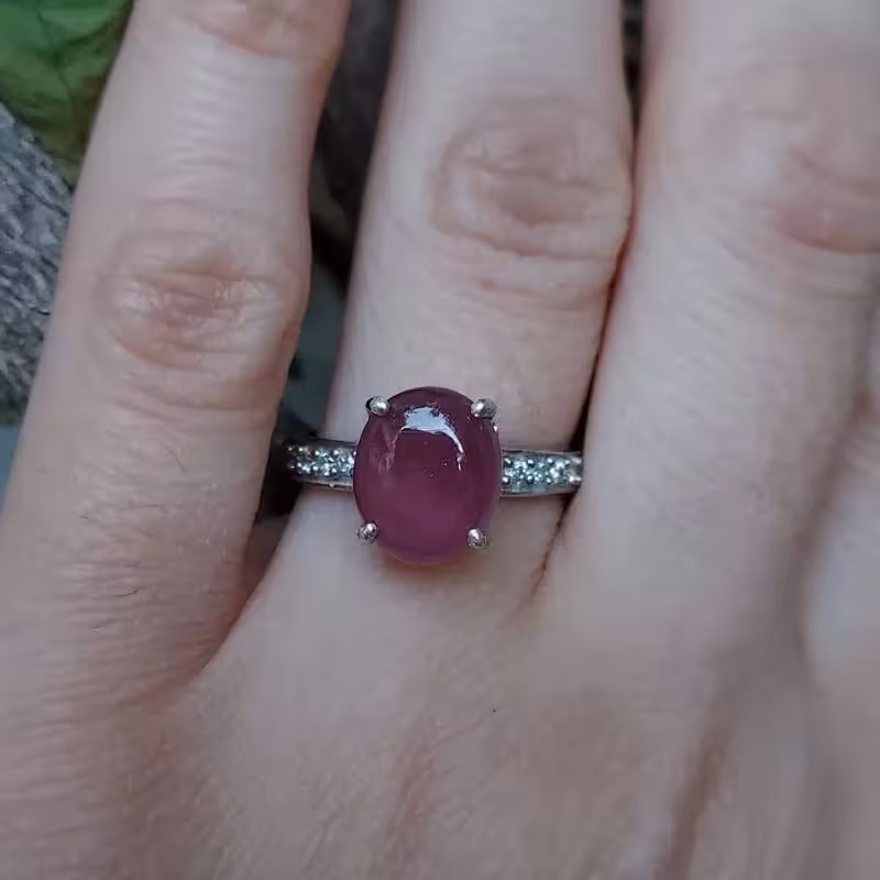 انگشتر نقره زنانه بسیار شکیل یاقوت صورتی اصل تراش کابوشن آقابزرگ کد 566