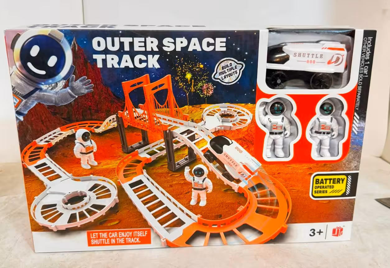 پارکینگ طبقاتی فضایی با ادم فضایی و ماشین