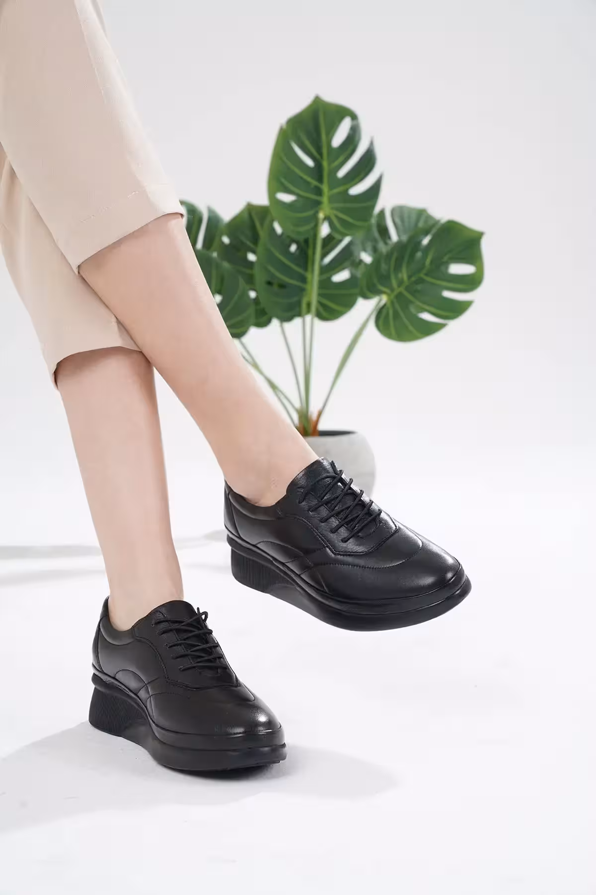 کفش ورزشی زنانه چرم با کفی ارتوپدیک برای پینه های پا و برجستگی های استخوانی – 5553