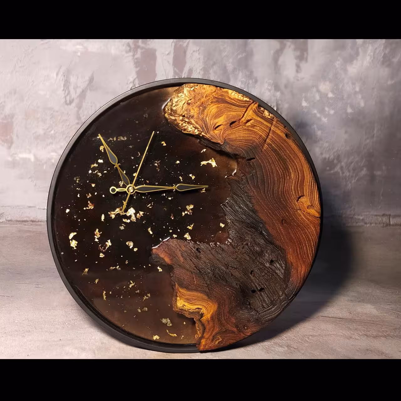 ساعت دیواری چوبی با رزین و ورق طلا حلقه ای آرامگردبا چوب درخت توت ارسال با پست و به صورت پسکرایه