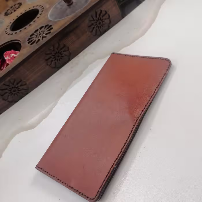 کیف دستی چرم طبیعی و دست دوز به رنگ قهوه ای و ابعاد 21 در 11 سانتی متر و وزن 100 گرم
