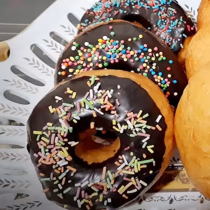 دونات شکلاتی (در بسته های 5 عددی)(هزینه ارسال بصورت پس کرایه و به عهده مشتری میباشد)