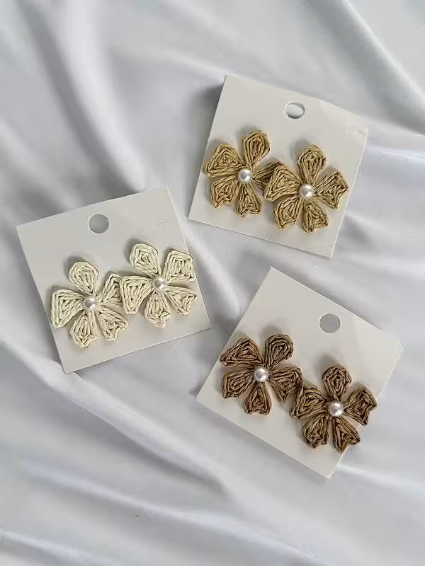 گوشواره حصیری طرح گل نگیندار رنگ کاربردی