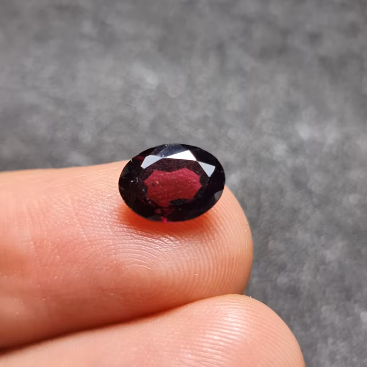  نگین زیبای سنگ طبیعی گارنت رودولایت اصل معدنی با وزن 2قیراط 
کد  28762
