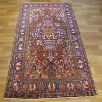 فرش دستباف مبارکه طرح لچک و ترنج سایز قاليچه رنگ زمینه لاكي رنگ حاشیه سرمه اي کد 39361