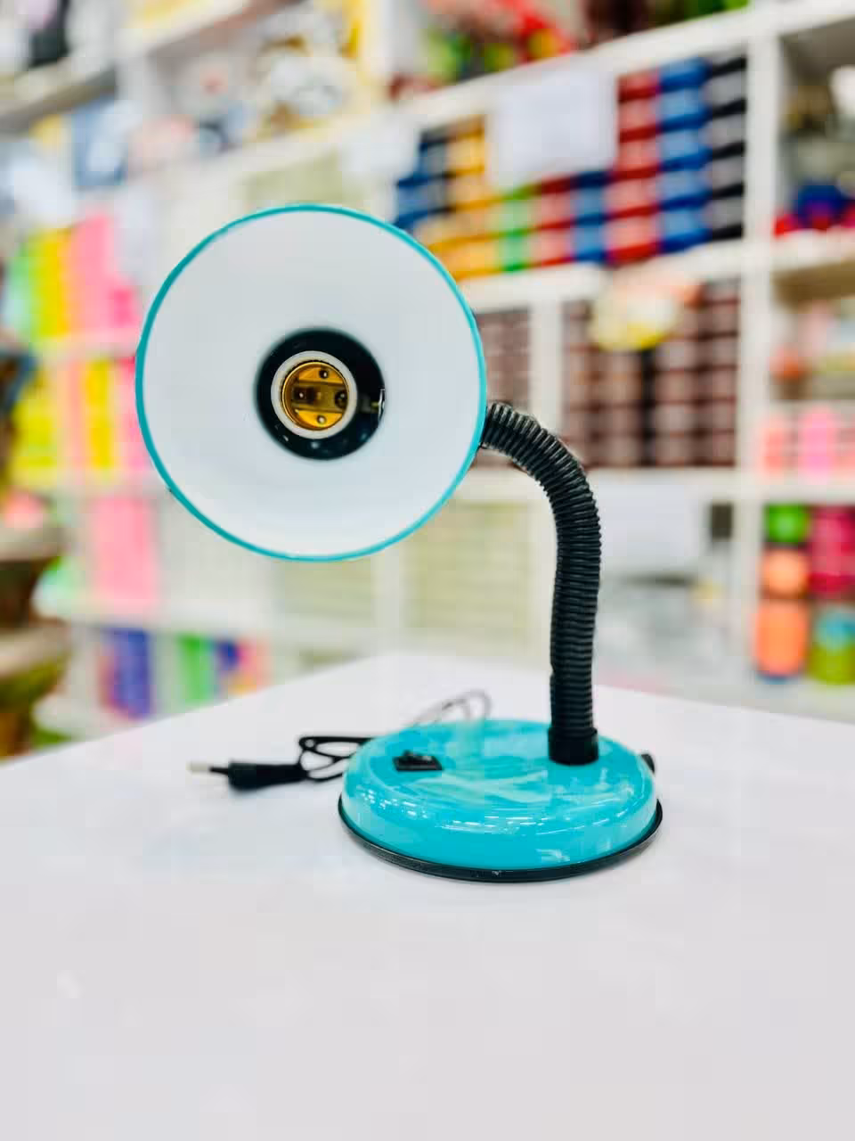 چراغ مطالعه ساده و  کاربردی