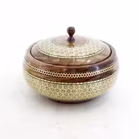 شکلات‌خوری و گزخوری خاتم