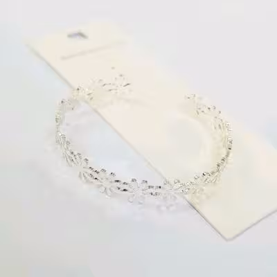 بنگل نقره ای طرح گل بابونه ، کیفیت عالی ، کار مجلسی ترند ، فری سایز