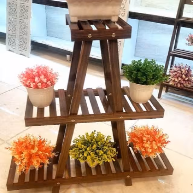 استند چوبی هرمی