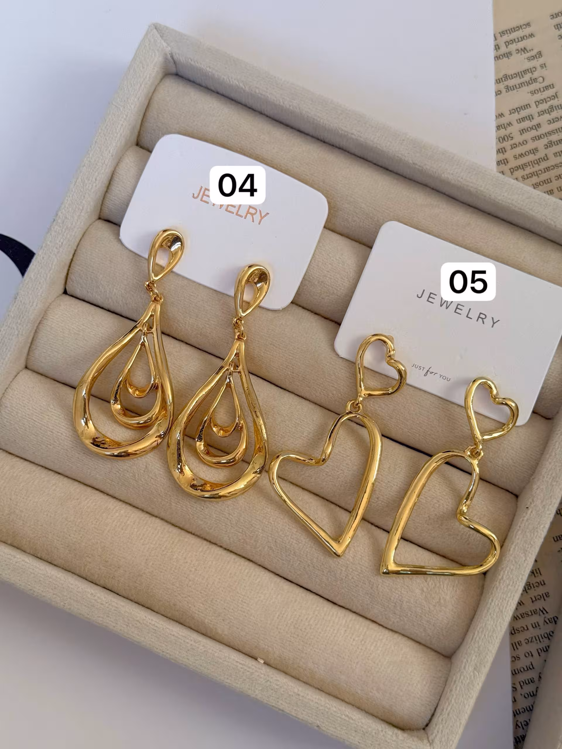 کالکشن گوشواره مدرن1367گوشواره/وارداتی/کیفیت بالا/جنس ابکاری رادیوم/ضدحساسیت/سبک درگوش/هرگونه بدلیجات از موادشوینده عطر ادکلن استخر عرق اسیدی دور باشند